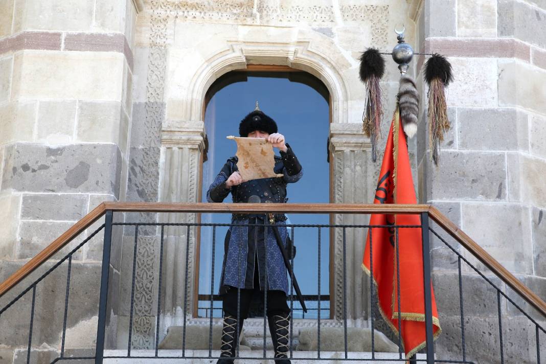 Konya 6 yıldır 8 sultan için nöbette! Kıyafet ve teçhizatları bile özel 6